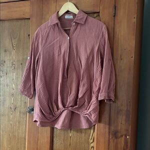 10/25$ 🧁 Women's pink Button-Up Top